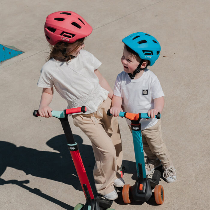 pink blue kidz helm samen